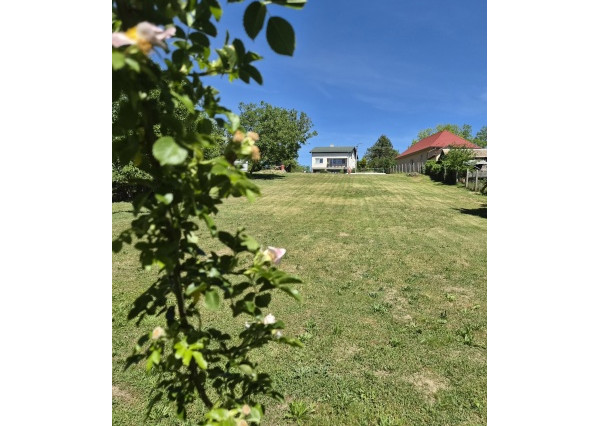 Slnečný pozemok, 14 árov, studňa, siete, 21 km od NZ