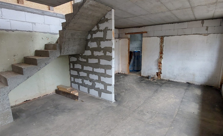 Pozemok s rozostavaným domom so stavebným povolením - 411 m² - fotografia 9