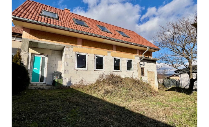 Pozemok s rozostavaným domom so stavebným povolením - 411 m² - fotografia 5
