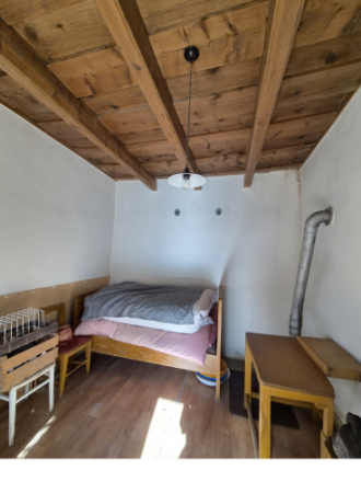 REZERVOVANÝ!! Výnimočný dom s vysokými stropmi a záhradou - fotografia 6