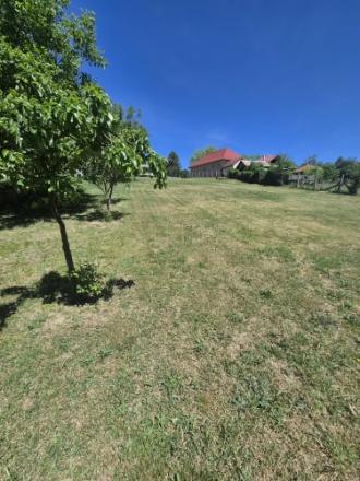 Slnečný pozemok, 14 árov, IS pred pozemkom, studňa - fotografia 5