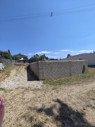 Stavebný pozemok 1 093 m², všetky siete pred pozemkom - fotografia 2
