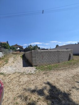 Stavebný pozemok 1 093 m², všetky siete pred pozemkom - fotografia 3