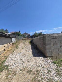 Stavebný pozemok 1 093 m², všetky siete pred pozemkom - fotografia 9