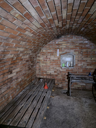 Slnečný pozemok 748 m²- vinohrad, vínna pivnica a chatka - fotografia 3