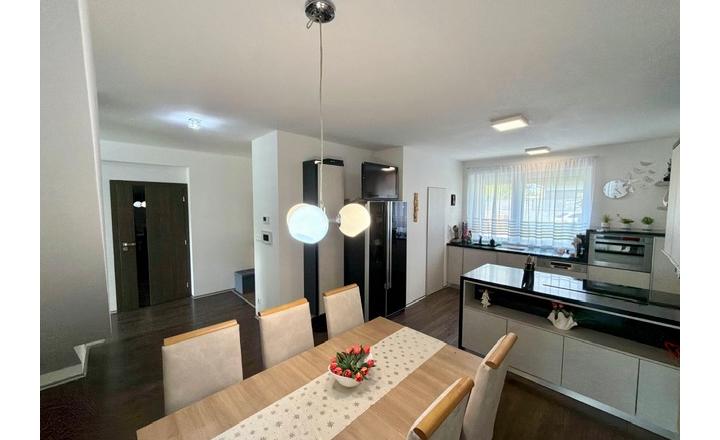 4-izb. RD s garážou, terasou a krásnou záhradou na Chrenovej - fotografia 32