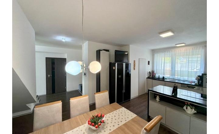 4-izb. RD s garážou, terasou a krásnou záhradou na Chrenovej - fotografia 34