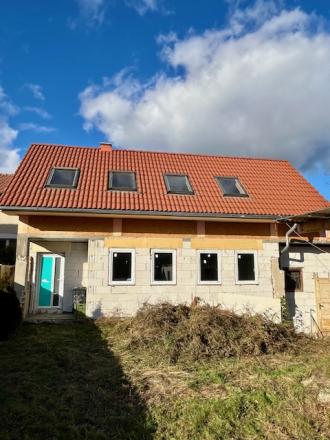 Pozemok s rozostavaným domom so stavebným povolením - 411 m² - fotografia 3
