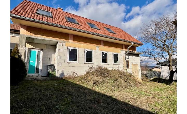 Pozemok s rozostavaným domom so stavebným povolením - 411 m² - fotografia 4
