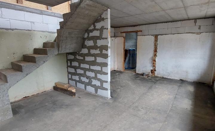 Pozemok s rozostavaným domom so stavebným povolením - 411 m² - fotografia 8