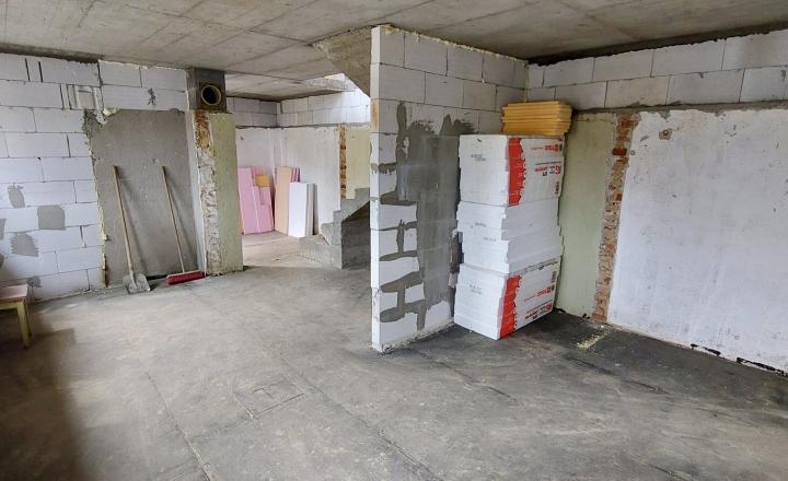 Pozemok s rozostavaným domom so stavebným povolením - 411 m² - fotografia 10