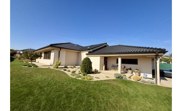 INTELIGENTNÝ 5-IZB. BUNGALOV - 1 316 m² FITNESS, DVOJGARÁŽ - fotografia 1