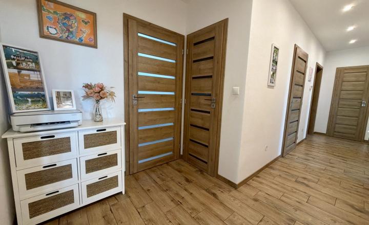 LUXUSNÝ a ÚSPORNÝ 4-IZB. RD s krbom a záhradou-Ivanka pri NR - fotografia 19