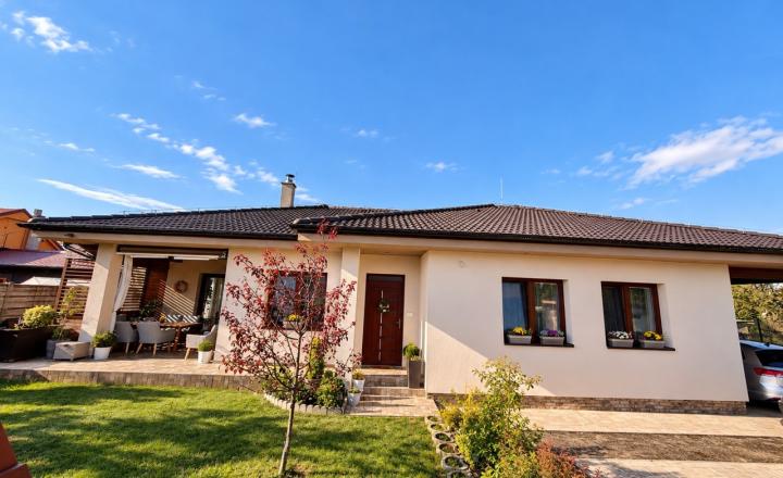 LUXUSNÝ a ÚSPORNÝ 4-IZB. RD s krbom a záhradou-Ivanka pri NR