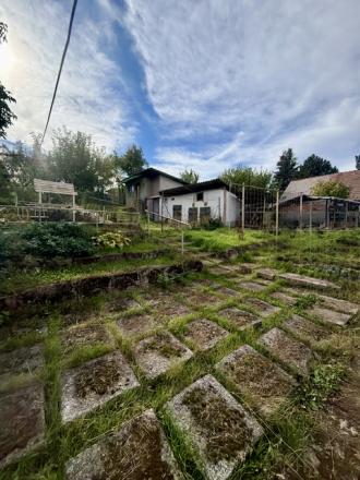 Rodinný dom s pozemkom 1 925 m2, prístup z dvoch strán - fotografia 4