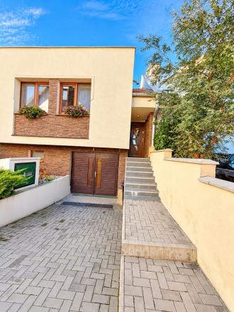 Priestranný RD s charakterom, terasou a veľkorysým zázemím - fotografia 1