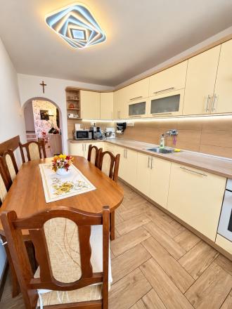 Priestranný RD s charakterom, terasou a veľkorysým zázemím - fotografia 35