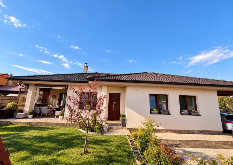 LUXUSNÝ a ÚSPORNÝ 4-IZB. RD s krbom a záhradou-Ivanka pri NR